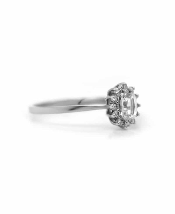 Pierścionek z białego złota z brylantami i białym szafirem 0.08 ct - obrazek 2