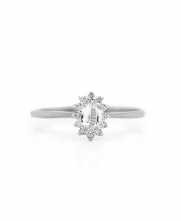 Pierścionek z białego złota z brylantami i białym szafirem 0.08 ct