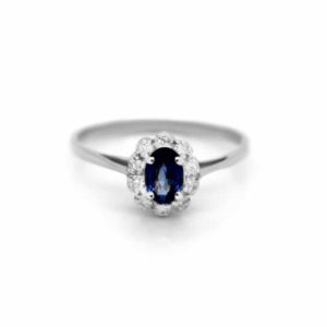 Pierścionek z białego złota z brylantami i szafirem 0.06 ct